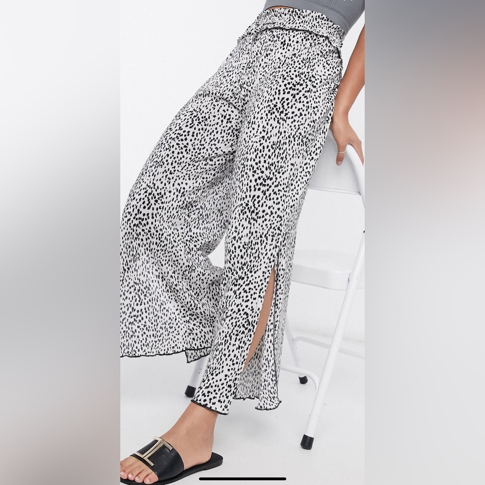 *Negotiable* BERSHKA plissè satin white & black print pants w side slits